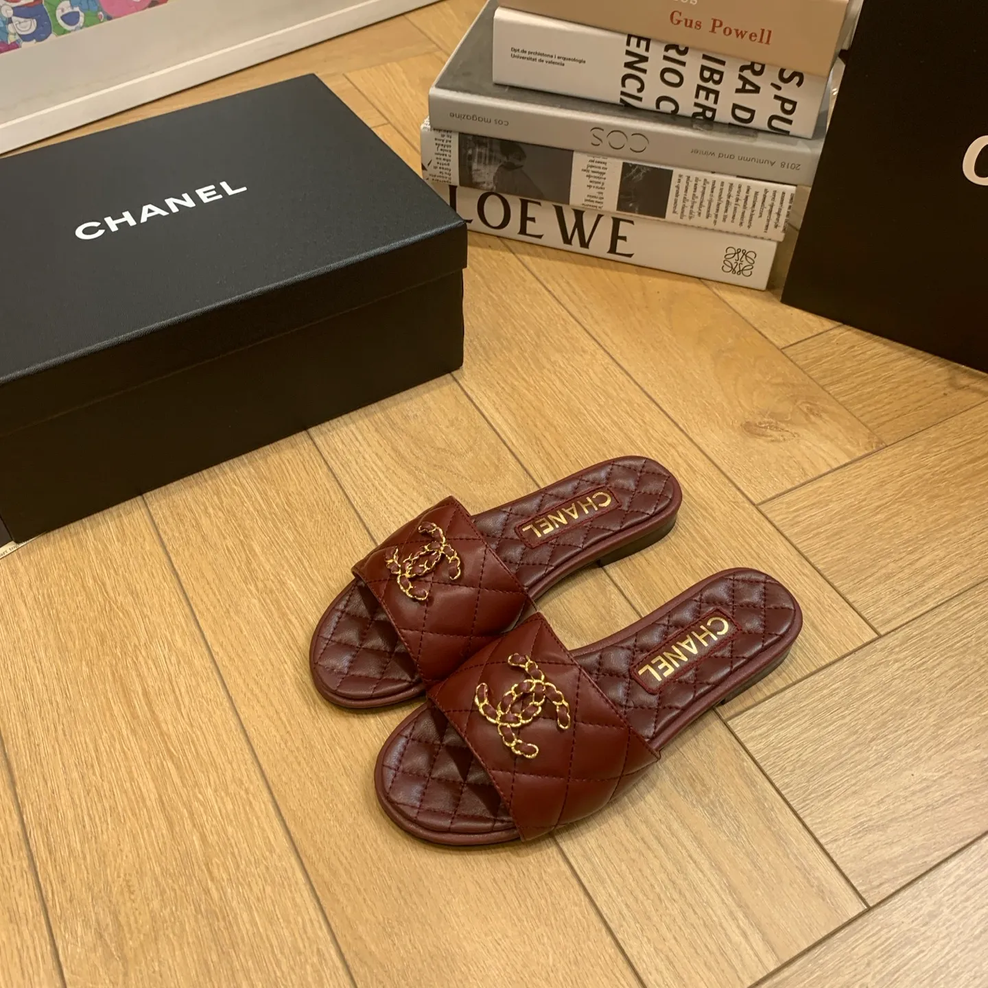 👟👟Ex-factory price 500👟👟 🍀Chanel Xiaoxiang 25ss new lazy double C-buckle slippers. Versatile, slimming and elegant slippers. A slipper with great appearance. It looks great with any combination! Lazy slippers are worth recommending. Calfskin upper, mixed sheepskin lining, Italian genuine leather outsole. Size: 35-41 (40 and 41 customized, non-refundable) 👉